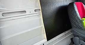 Tepelná a akustická izolácia deliacej steny v dodávke: Zvýšte komfort vodiča s materiálom Black Ton PU