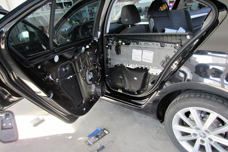 Rozobratie zadných dverí na aute Octavia 3