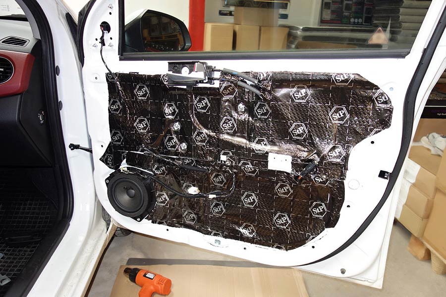 Tlmenie dverí auta uzavretie druhým plátom STP