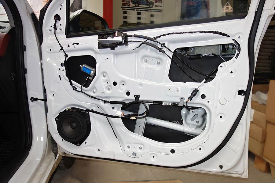 Odhlučnenie dverí auta akustickou penou STP