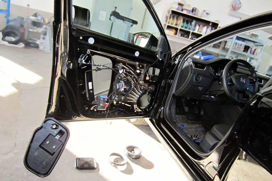 Tlmenie dverí auta Škoda Octavia 3