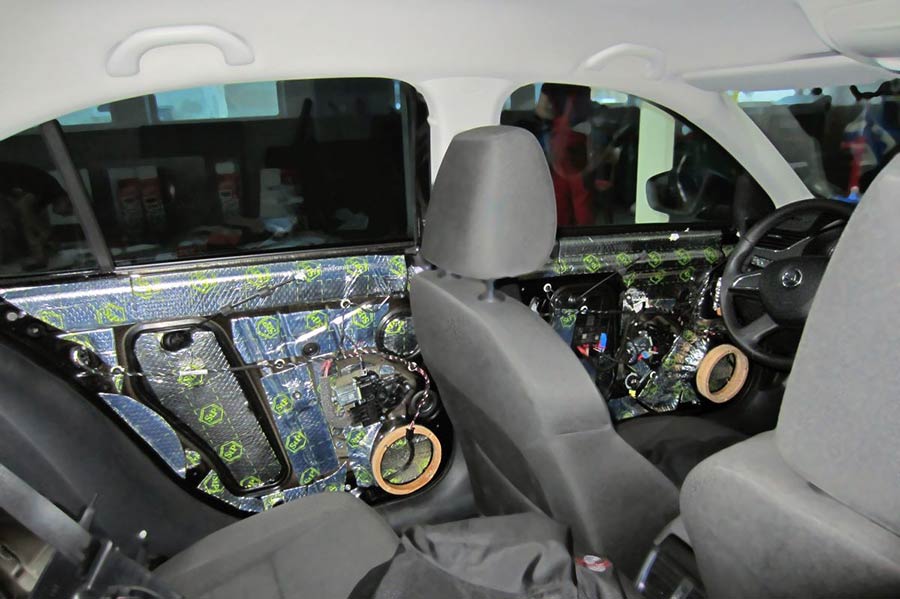 Tlmenie dverí a výmena reproduktorov Škoda Octavia 