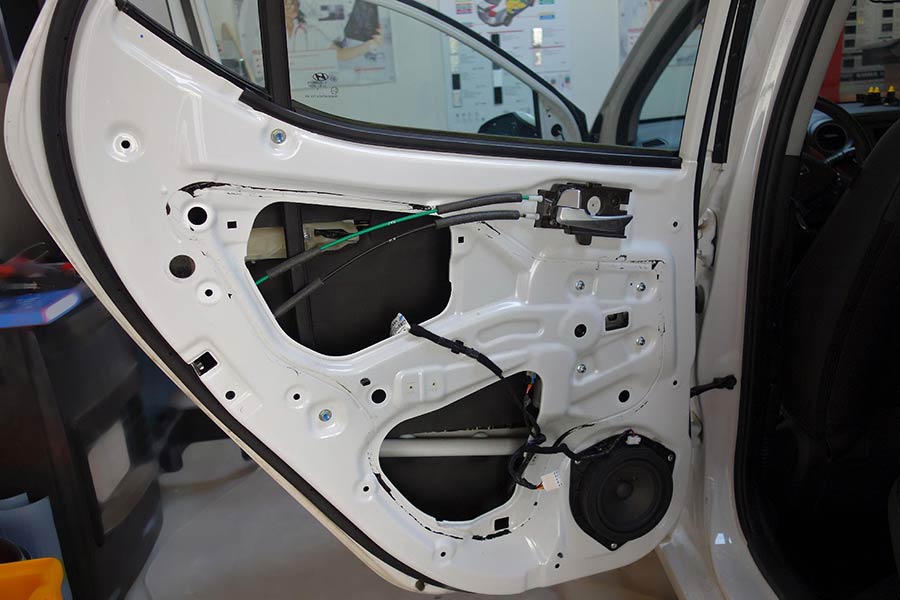 Vytlemnie zadných dverí auta Huyndai i10